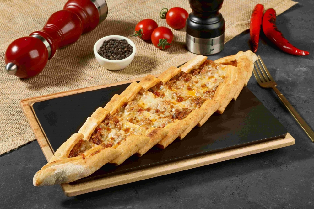 Kıyma - Kaşar - Sebze Pide